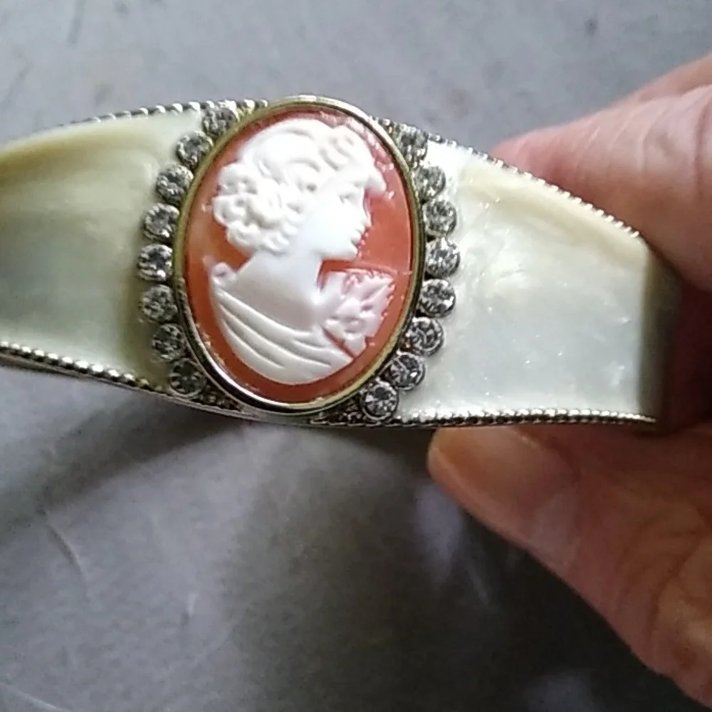 AMADEO SET HINGED BRACELET/RING.MOTHER OF PEARL,CAMEO,Swarovski accent,Gold - Picture 5 of 7